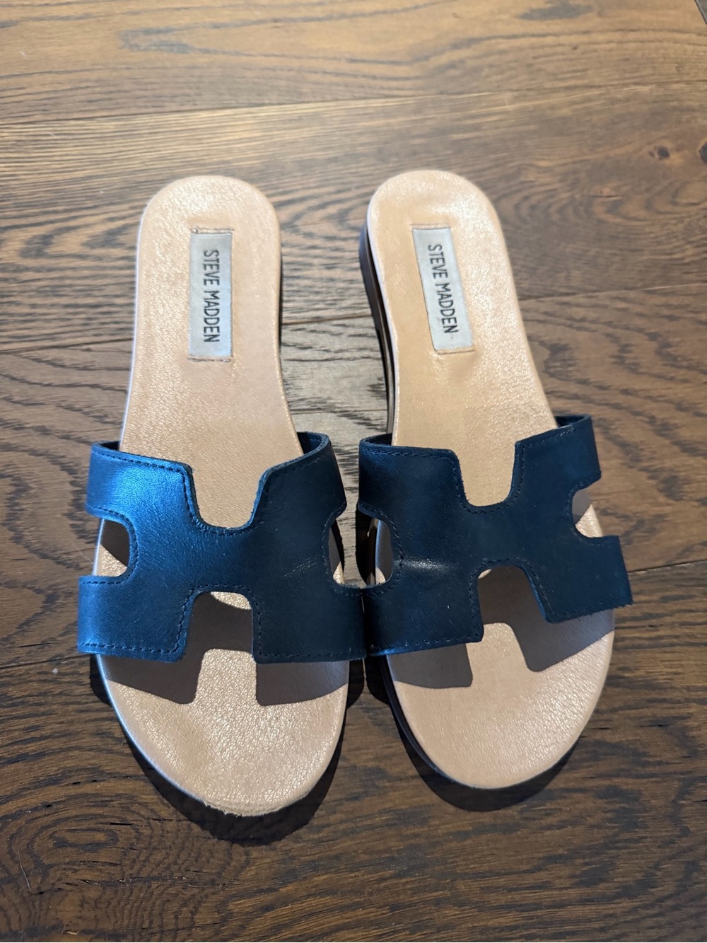 Steve Madden Black and Tan Slide Sandals